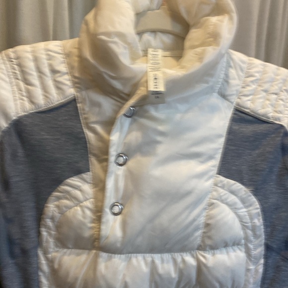 Lululemon light weight with stretchy, thumb holes and 2 pockets - Picture 2 of 8